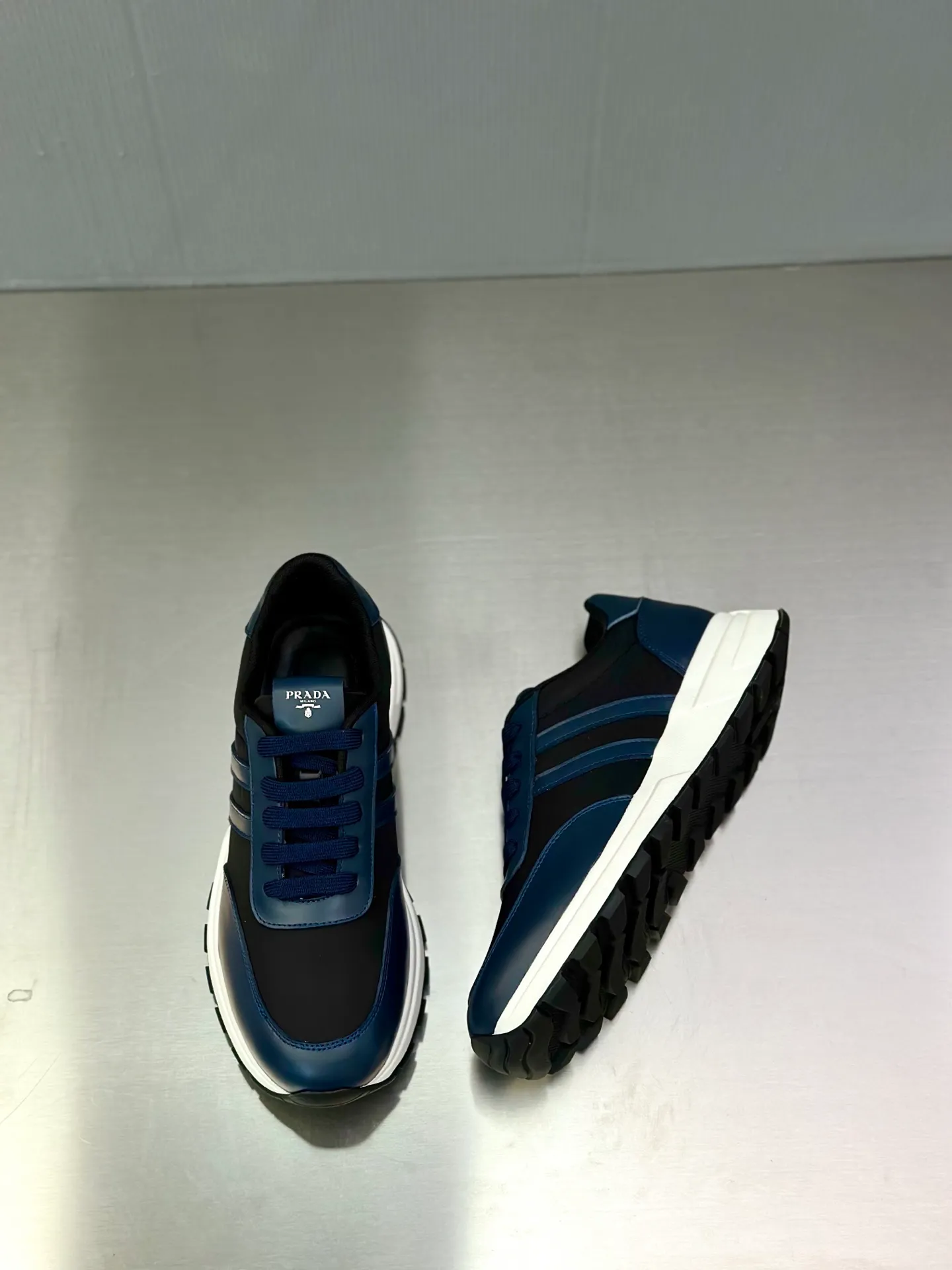 💰740 Prada/Prada men's new mesh stitching sneakers. This sneaker presents a modern version, reinterpreting the brand's archive style with clean lines and smooth details. The shoes are made of calf leather and technical fabric, with a triangular metal logo on the outside, bright TPU decoration on the heel, and a longer and padded inner heel design for a more comfortable fit. The tongue is decorated with a silk-screen logo, and is paired with a hollow rubber sole on the heel. The full cowhide lining comes standard with logo cowhide foot pads, making the upper foot taller, more comfortable, and versatile! Comes with full original packaging! Size: 39-40-41-42-43-44 standard leather shoe size (45 can be customized and does not support returns)